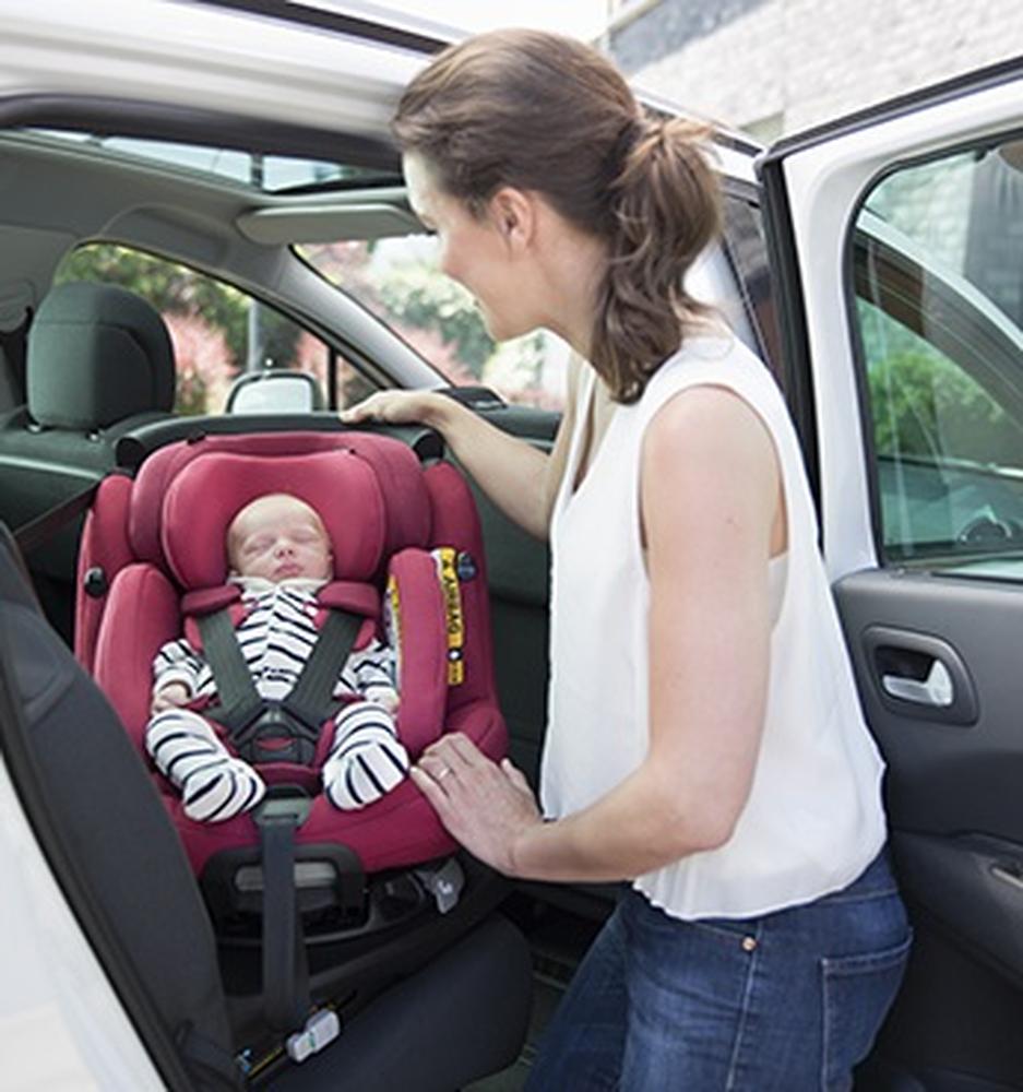 Пристегнуть автолюльку Maxi cosi