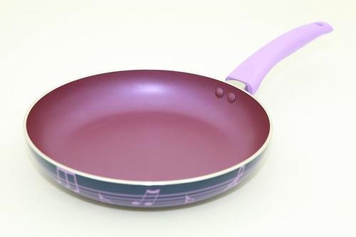 Сковорода для жарки DIVERSO 24x4,5 см с ручкой лилового цвета (алюминий с антипригарным покрытием) Fissman 4829 (1)